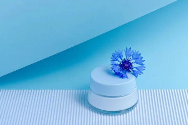 Nata Cosmética Com Flor Milho Fundo Azul Produtos Cosméticos Imagem De Stock