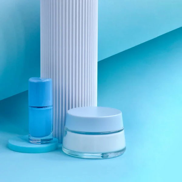 Cosmetische Crème Met Nagellak Een Blauwe Achtergrond Samenstelling Met Geometrische Stockfoto