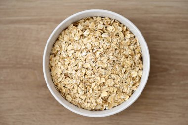 Yuvarlak yulaf ezmesi, ahşap masada yulaf ezmesi.