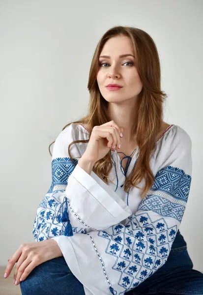 Piękna Kobieta Haftowanej Koszuli Miejsce Tekst Nowoczesne Ukraińskie Ubrania Narodowe Zdjęcia Stockowe bez tantiem
