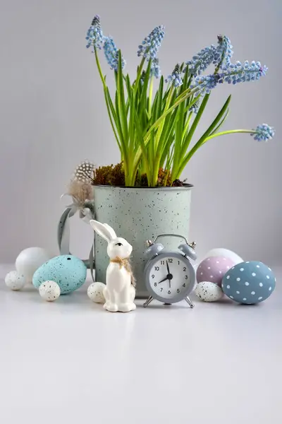 Composição Páscoa Com Coelho Branco Ovos Relógio Flores Primavera Feliz — Fotografia de Stock