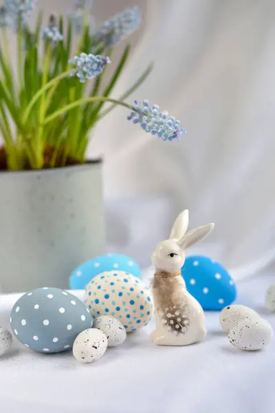 Пасхальная Композиция Белым Кроликом Яйцами Весенними Цветами Пасхальный Натюрморт — стоковое фото