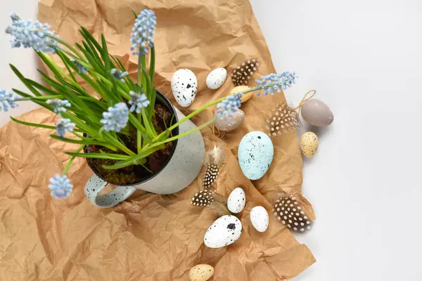 Paaseieren Lichtblauwe Muscari Bloemen Beker Een Witte Tafel Pasen Stilleven — Stockfoto