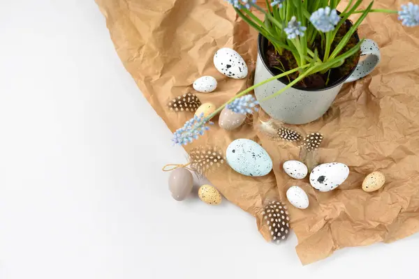 Paaseieren Lichtblauwe Muscari Bloemen Beker Een Witte Tafel Pasen Stilleven — Stockfoto