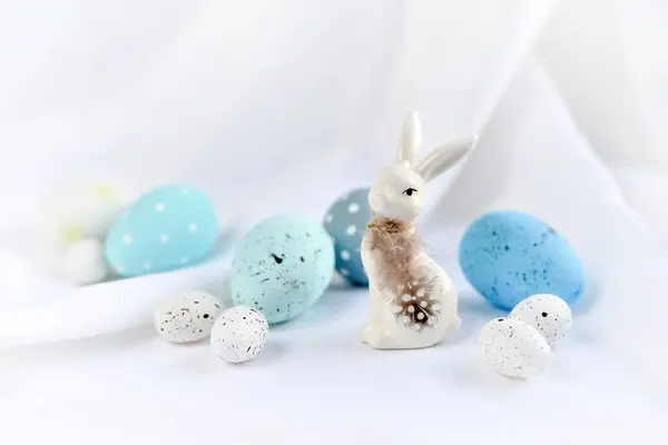 复活节作文 白色的兔子和蛋在白色的背景 最低限度的概念 图库图片