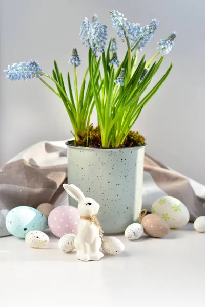 Osterkomposition Mit Weißem Hasen Eiern Und Frühlingsblumen Osterstillleben lizenzfreie Stockbilder