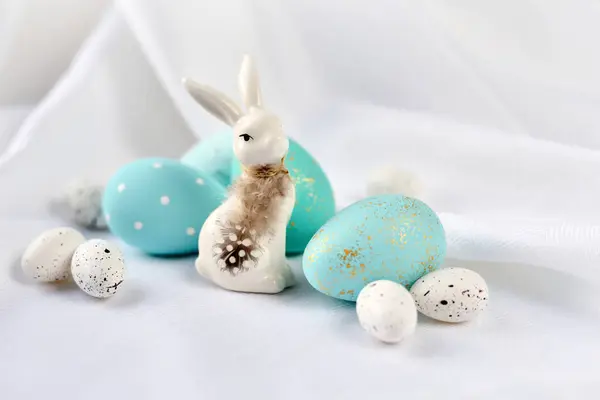 Osterkomposition Mit Weißem Hasen Und Eiern Auf Weißem Hintergrund Das Stockbild