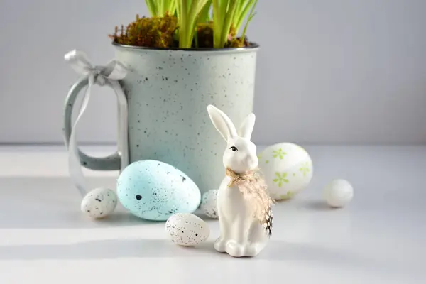 复活节的构图 白色的兔子和蛋在阳光下的白色背景 最低限度的概念 免版税图库照片
