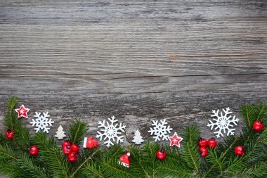 Yılbaşı süsleri ve Ladin ahşap bir masa dallarda. Festival arka plan. Üstten Görünüm, kopya alanı.