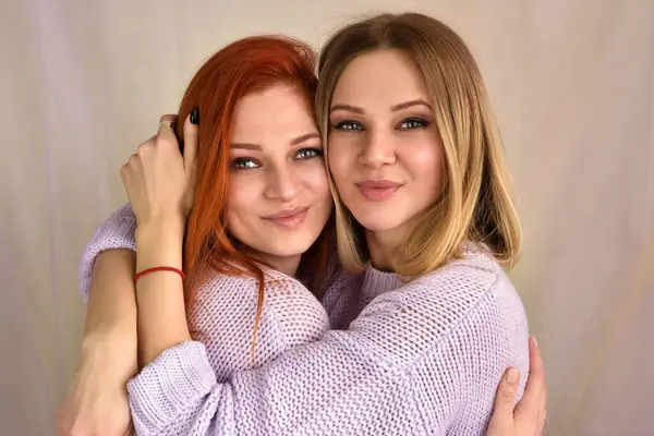 Şehvetli kadınlar. Kırmızı ve sarı saçlı kızlar sarılır. Kardeşlerim.