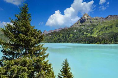 Dağların destansı manzarası olan rezervuar gölü. Austrian Galtur, Vorarlberg 'de 1800 metrede Idyllic rezervuarı Kops Gölü.