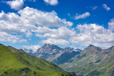 Rocky tepeleri Tirol Alpleri 'nde. Mavi gökyüzü ve bulutlu manzaralı dağ manzarası. Avusturya. Avrupa