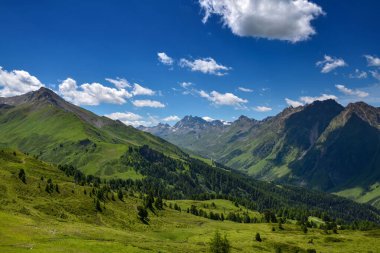 Rocky tepeleri Tirol Alpleri 'nde. Mavi gökyüzü ve bulutlu manzaralı dağ manzarası. Avusturya. Avrupa