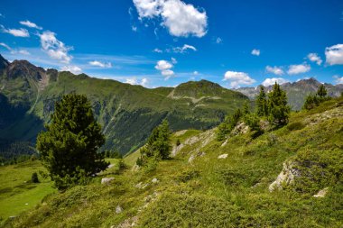 Rocky tepeleri Tirol Alpleri 'nde. Mavi gökyüzü ve bulutlu manzaralı dağ manzarası. Avusturya. Avrupa