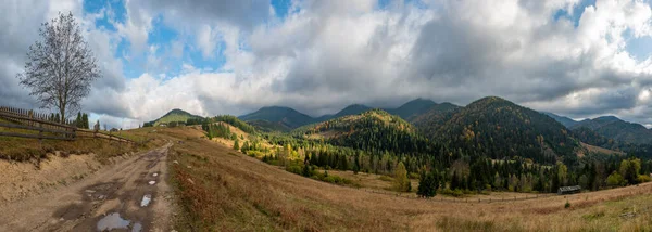 Осень Горах Удивительный Пейзаж Старой Грунтовой Дорогой — стоковое фото