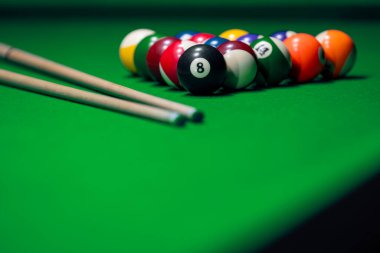 Bir sürü renkli bilardo topunu kapat ve yeşil masaya işaret koy.