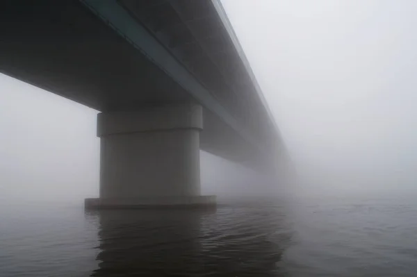 Şiddetli sis sırasında Plock 'taki Vistula nehri üzerindeki köprü