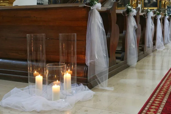 Kerzen Und Sträuße Mit Weißen Schärpen Bilden Die Hochzeitsdekoration Der — Stockfoto