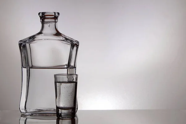 Częściowo Wypełniona Szklaną Karafką Wypełnioną Szklanką Wódki Przestrzenią Kopiowania Prawej — Zdjęcie stockowe