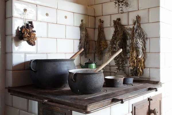 Kırsaldaki bir evde eski tencereler ve kurutucu otlar..