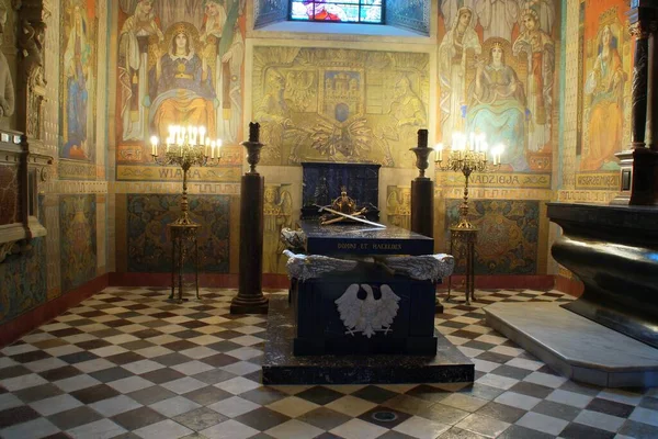 Polonyalı hükümdarların gömülü olduğu Plock katedralindeki kraliyet kilisesi.