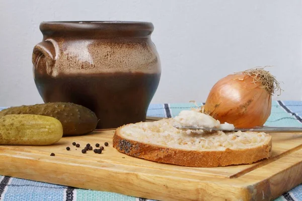 Ahşap kesme tahtasının üzerinde domuz yağlı ekmek