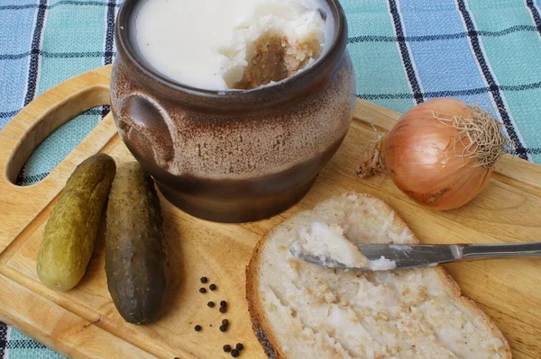 Ahşap kesme tahtasının üzerinde domuz yağlı ekmek