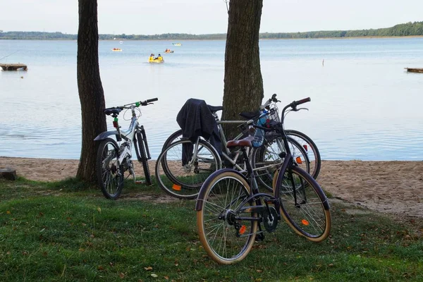 Nehirde park etmiş bir bisiklet.