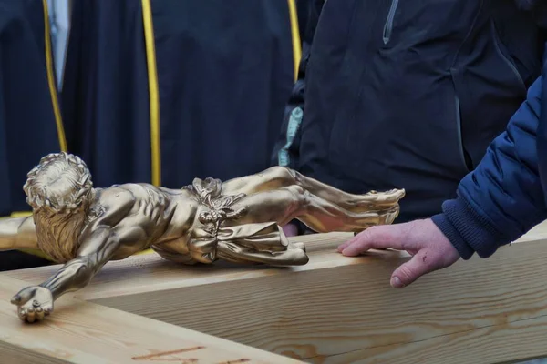 İsa figürüyle haça dokunan el.