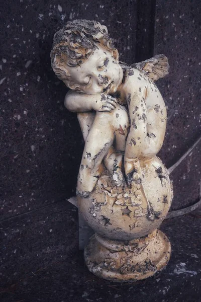 Uma Velha Estatueta Anjo Destruída Pelo Tempo Sobre Uma Sepultura — Fotografia de Stock