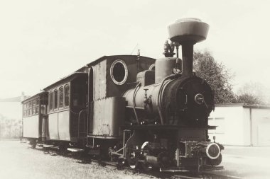 Eski bir fotoğraf olarak stilize edilmiş dar ölçülü demiryolu fotoğrafı.