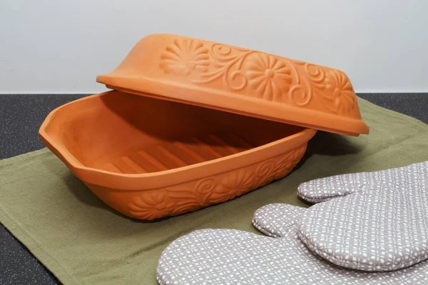 Roma tenceresi olarak bilinen kapağı açık seramik bir kap.