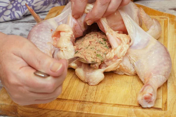 Tavuğu dolduruyorum, pişirmeye hazırlanıyorum.