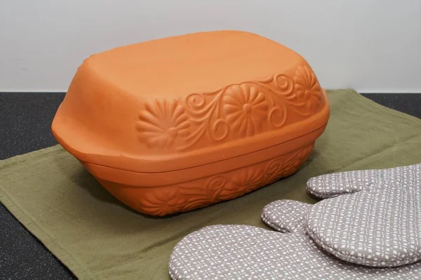 Kapağı kapalı Roma tenceresi olarak bilinen bir seramik kap.