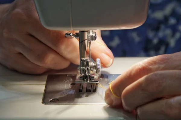 Жінка Готує Свою Домашню Швейну Машину Роботи — стокове фото