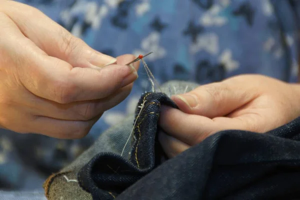 Dikilmiş pantolondan terbiye çıkartan kadın