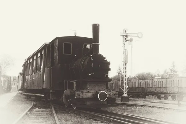 Eski Bir Fotoğraf Olarak Stilize Edilmiş Dar Ölçülü Demiryolu Fotoğrafı — Stok fotoğraf