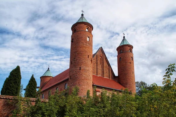 Gotik Rönesans, St. Roch Kilisesi ve Brochw 'daki Aziz John Kilisesi' ni güçlendirdi. Fryderyk Chopin 'in vaftiz yeri..
