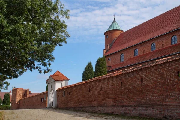 Gotik Rönesans, St. Roch Kilisesi ve Brochw 'daki Aziz John Kilisesi' ni güçlendirdi. Fryderyk Chopin 'in vaftiz yeri..