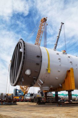 Plock, Mazowieckie Polonya - 04.13.2023: Nehir kıyısında toplanan petrokimya tesisi için elementler.