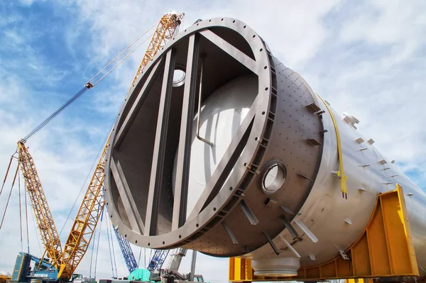 Plock, Mazowieckie Polonya - 04.13.2023: Nehir kıyısında toplanan petrokimya tesisi için elementler.