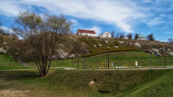 Plock 'taki Vistula yamaçları üzerindeki tarihi binalar güneşli bir bahar gününde.
