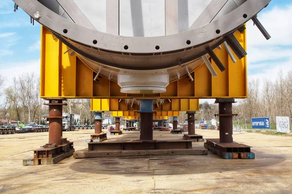 Plock, Mazowieckie Polonya - 04.13.2023: Nehir kıyısında toplanan petrokimya tesisi için elementler.