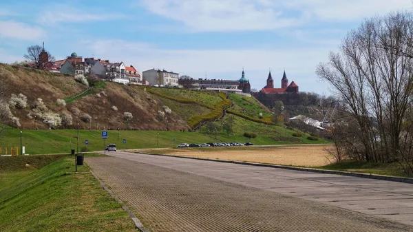 Plock 'taki Vistula yamaçları üzerindeki tarihi binalar güneşli bir bahar gününde.