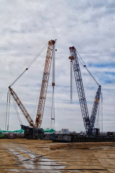 Plock, Mazowieckie Polonya - 04.13.2023: Nehir kıyısında toplanan petrokimya tesisi için elementler.