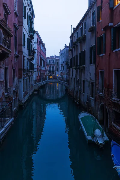 黎明时分有水的威尼斯街 — 图库照片