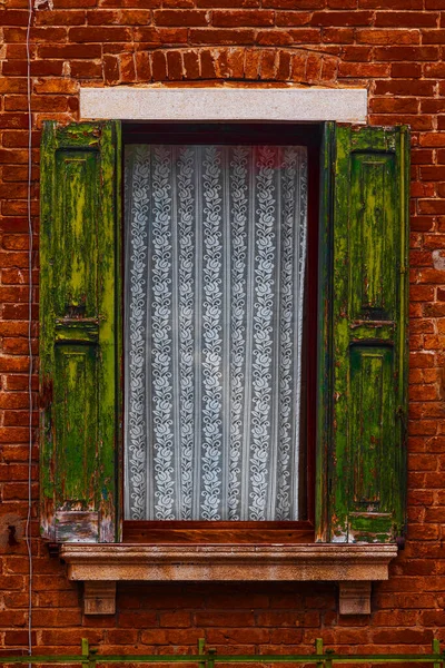 Alte Gardinenfenster Mit Grünen Jalousien — Stockfoto