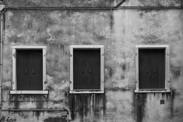 Drei Fenster Altbau — Stockfoto