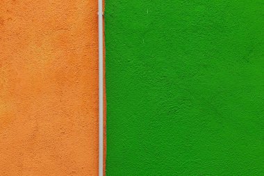 Beyaz piposu olan yeşil ve kahverengi duvar