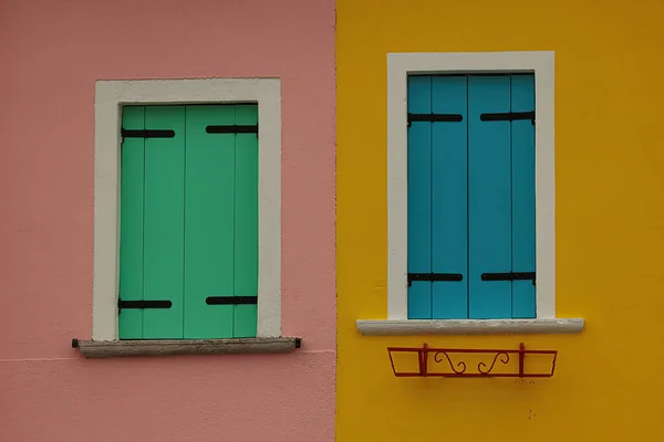 Kleine Blaue Und Grüne Fensterverkleidungen Orangen Und Gelben Wänden — Stockfoto
